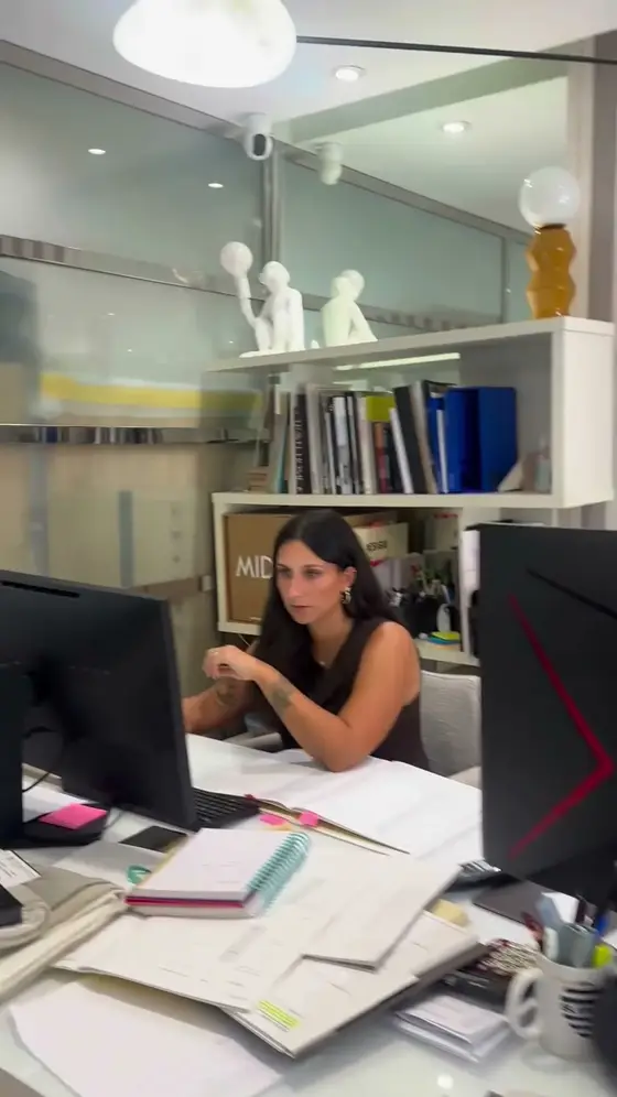 Secretária de trabalho no atelier